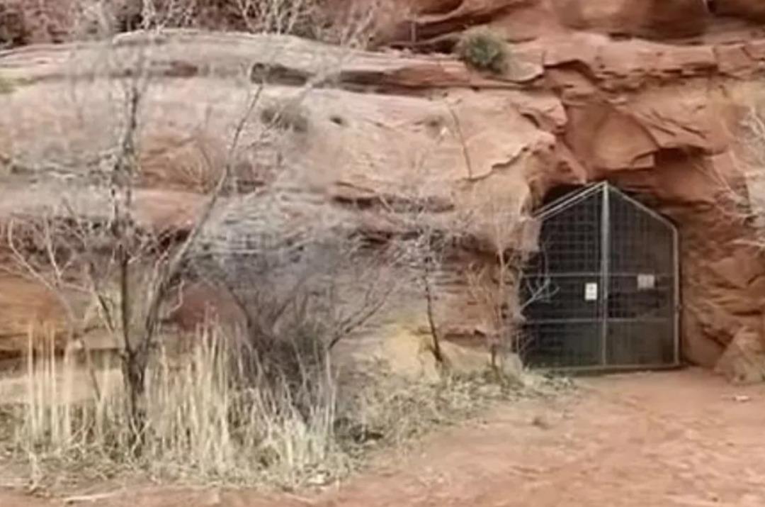 85 tane karısı vardı... Tarikat liderinin kutsal sığınağı ortaya çıktı: İçeride yok yok! Netflix e bile konu oldu 1