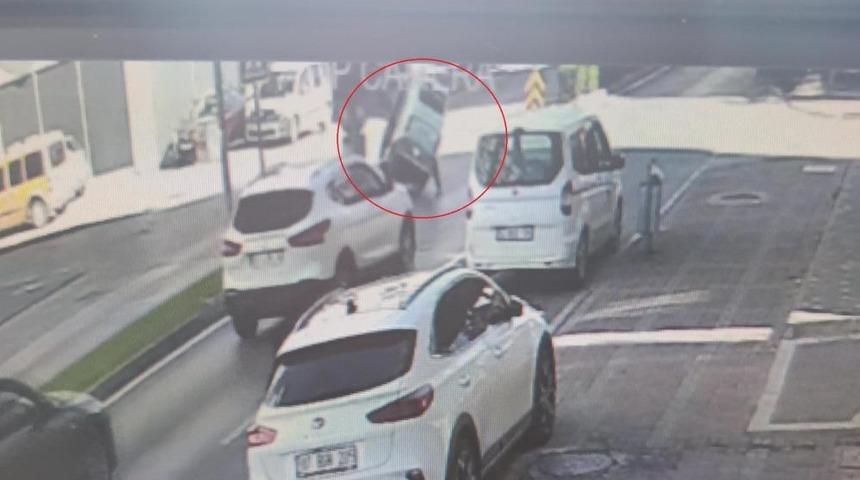 Virajı alamayan elektrikli bisiklet devrildi: 2 yaralı