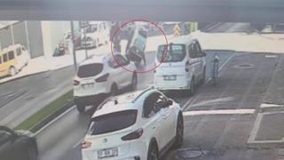 Virajı alamayan elektrikli bisiklet devrildi: 2 yaralı