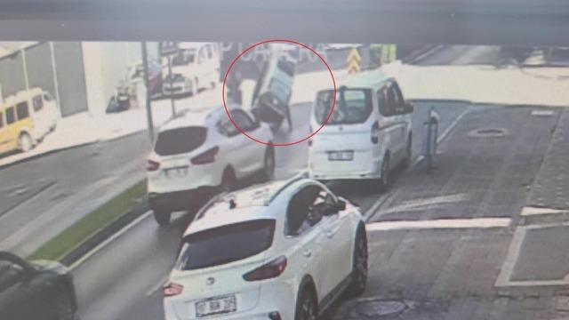 Virajı alamayan elektrikli bisiklet devrildi: 2 yaralı