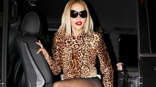 Rita Ora yemeğe deri külotla katıldı! Görenler şaştı kaldı