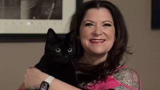 Barınaktan aldığı kedi kahine dönüştü! Her seçtiği kartın anlamı yaşanıyor