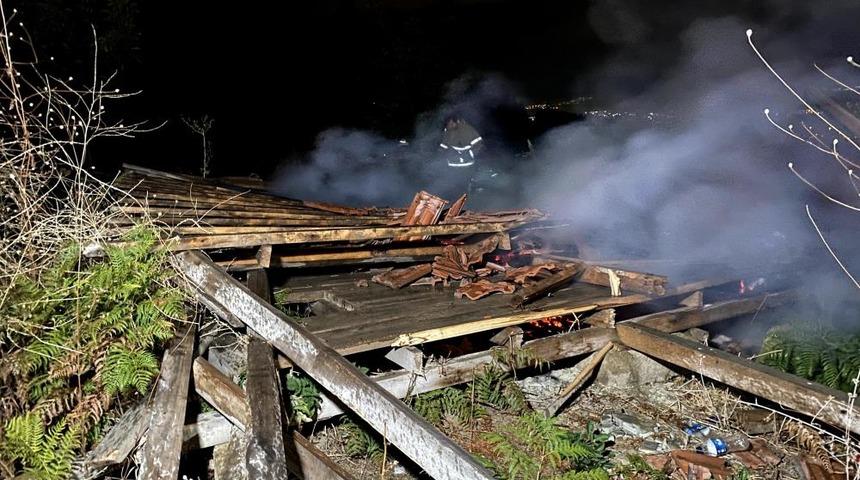 Tarlada yangın çıktı! 2 baraka küle döndü