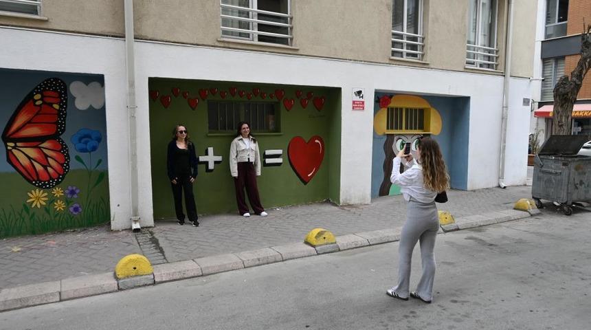 Duvar yazılarından bıktı, çareyi sanatta buldu