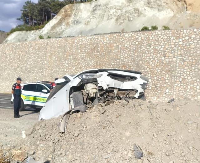 Malatya’da   kontrolden çıkan araç toprak yığınına çarptı: 1 yaralı 2