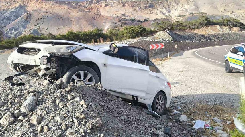 Malatya’da   kontrolden çıkan araç toprak yığınına çarptı: 1 yaralı