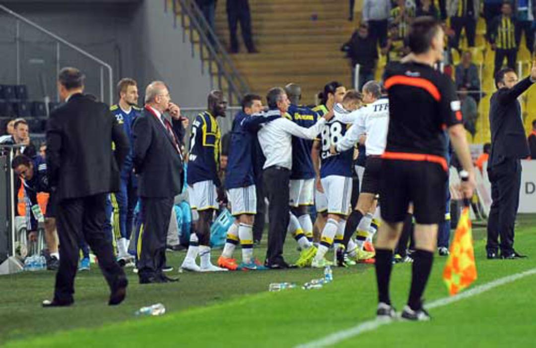 Emre'den İsmail Kartal'a şok hareket