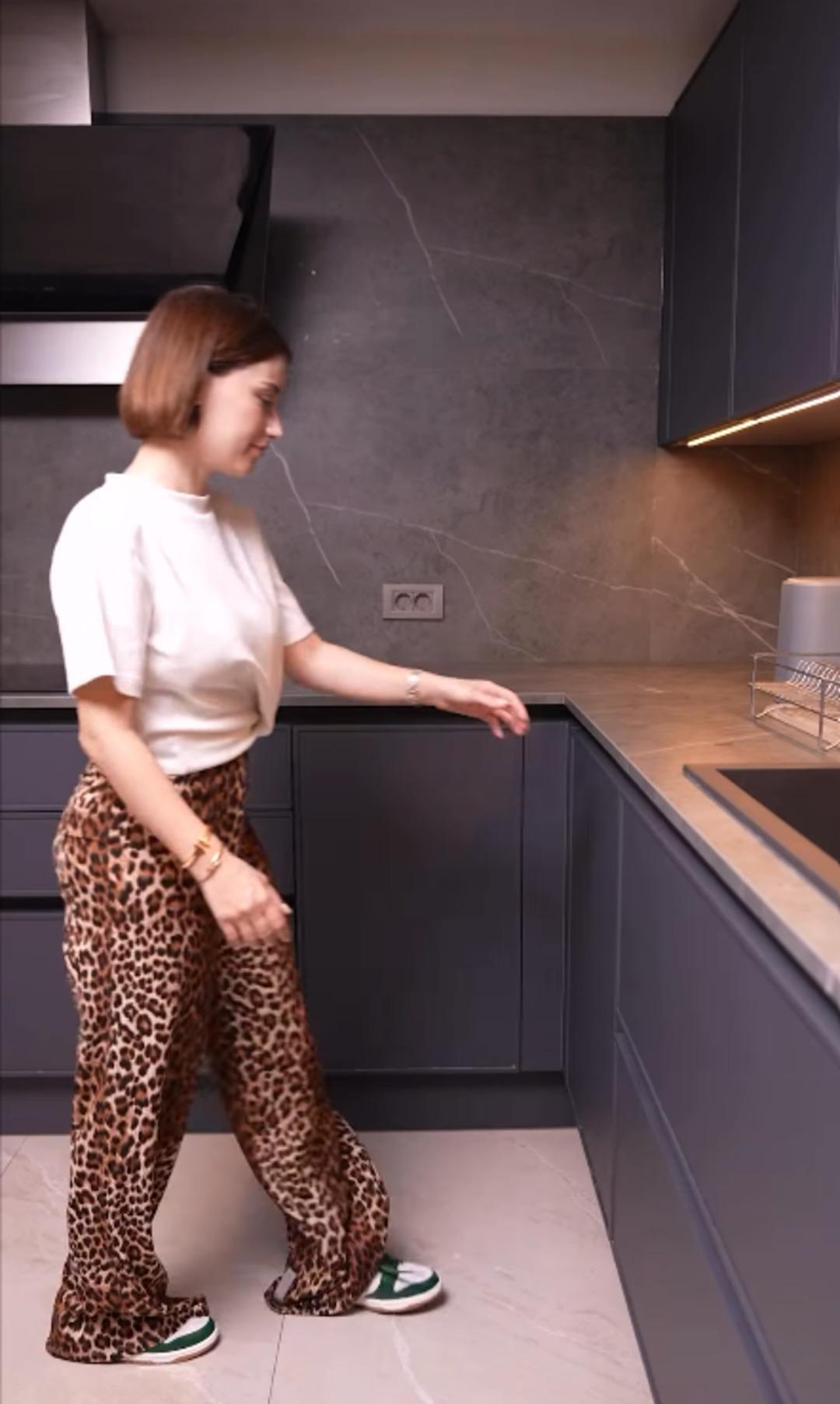 Hazal Kaya nın koyu tonlardaki mutfağı dile düştü! 