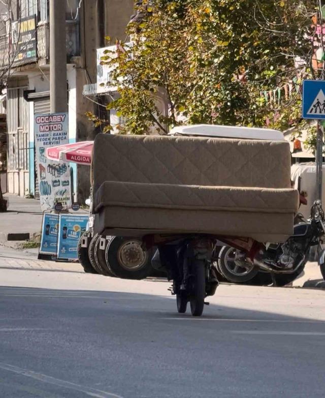 Erbaa’da motosikletle koltuk taşıdı 2