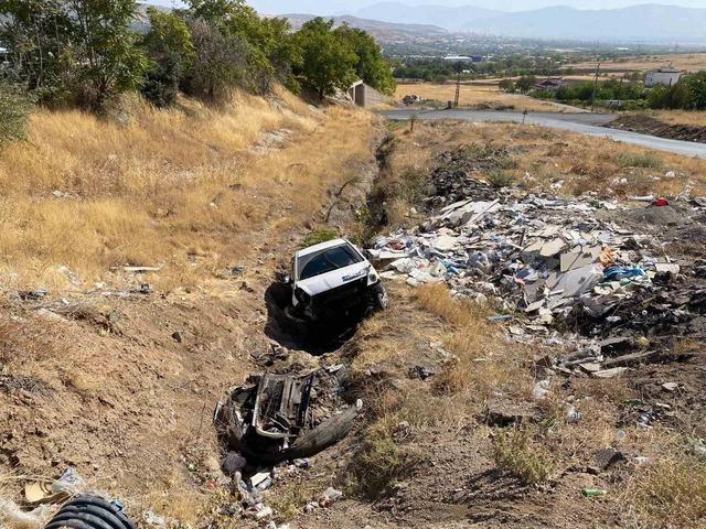 Elazığ’da otomobil şarampole uçtu: 3 yaralı 1