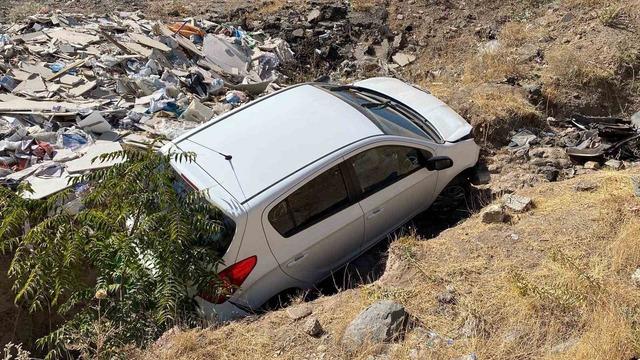 Elazığ’da otomobil şarampole uçtu: 3 yaralı 2