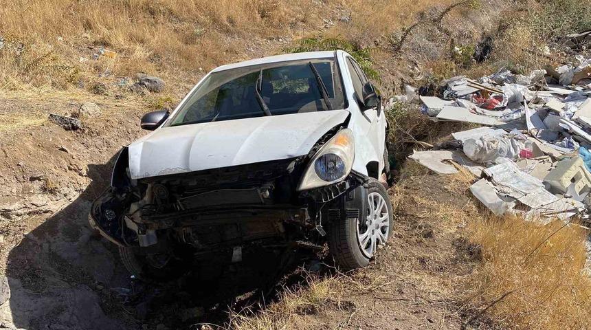 Elazığ’da otomobil şarampole uçtu: 3 yaralı