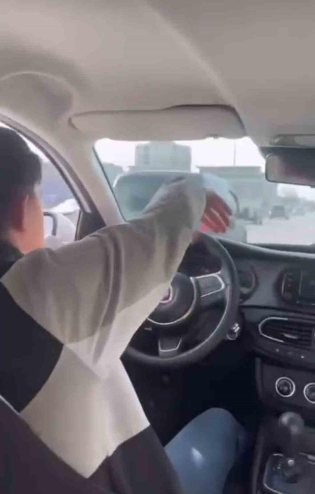 Bursa’da trafikte tehlikeli ’makas’: Direksiyon tutuşu pes dedirtti 1