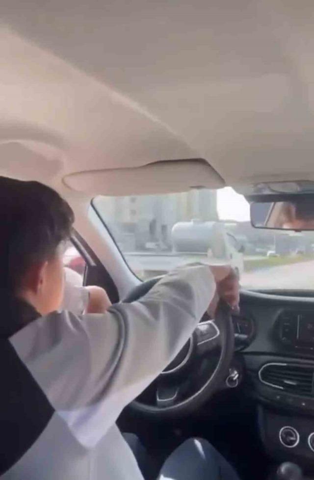 Bursa’da trafikte tehlikeli ’makas’: Direksiyon tutuşu pes dedirtti 2