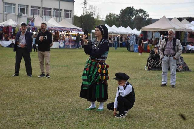 Sakarya’da Karadeniz rüzgarı: Yüzlerce kişi horon teperek coştu 1