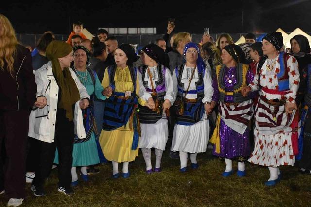 Sakarya’da Karadeniz rüzgarı: Yüzlerce kişi horon teperek coştu 2