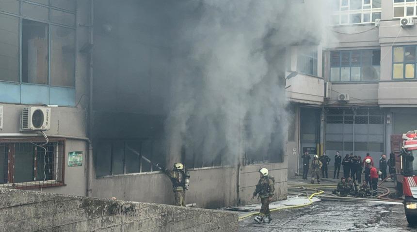 Bayrampaşa'da iş merkezinin bodrumunda yangın