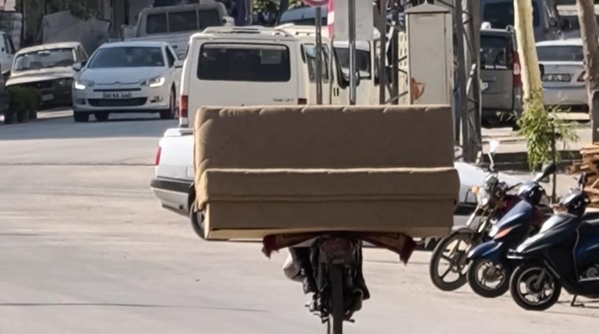 Erbaa’da motosikletle koltuk taşıdı