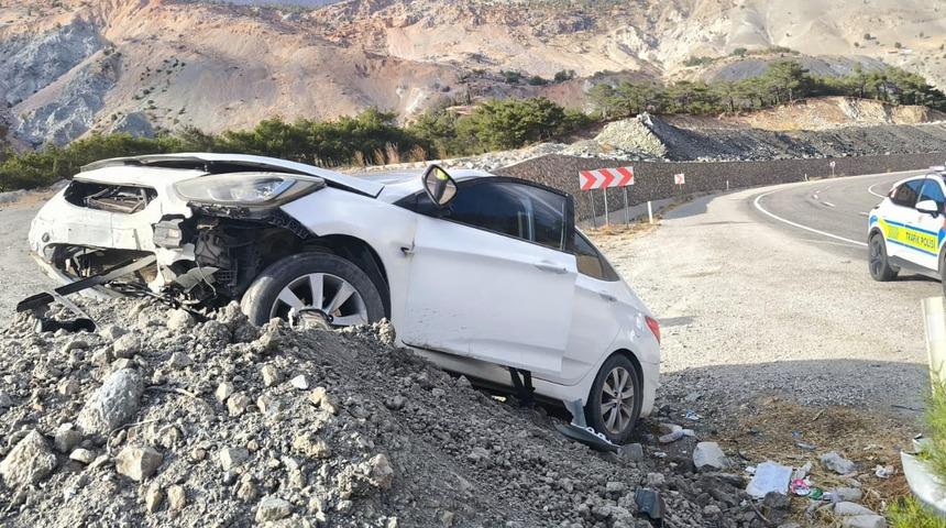 Malatya'da kontrolden çıkan araç toprak yığınına çarptı: 1 yaralı