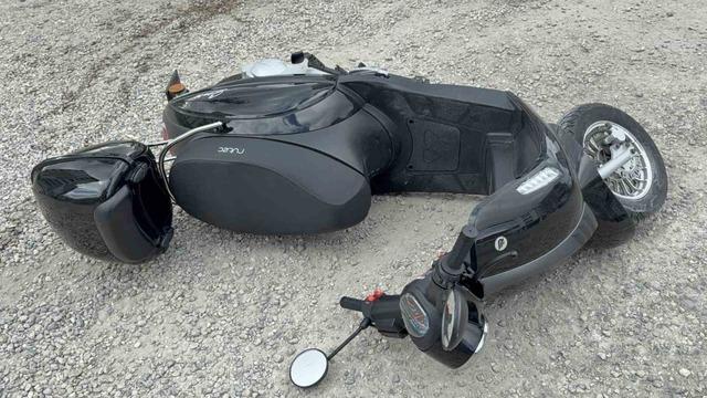 Motosiklet mucurlu yolda devrildi: Kaza anı kamerada 1