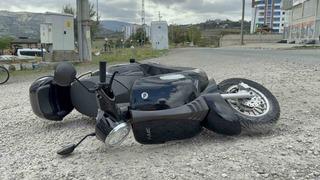 Motosiklet mucurlu yolda devrildi: Kaza anı kamerada