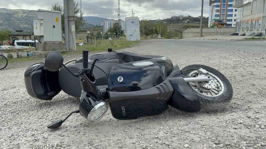 Motosiklet mucurlu yolda devrildi: Kaza anı kamerada