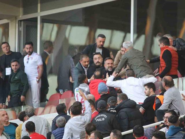 Trendyol 1.Lig'de Sivasspor ile Serik Spor karşılaştı! Maçın son dakikalarında ortalık fena karıştı! Sivasspor Başkanı taraftarla tartıştı...
