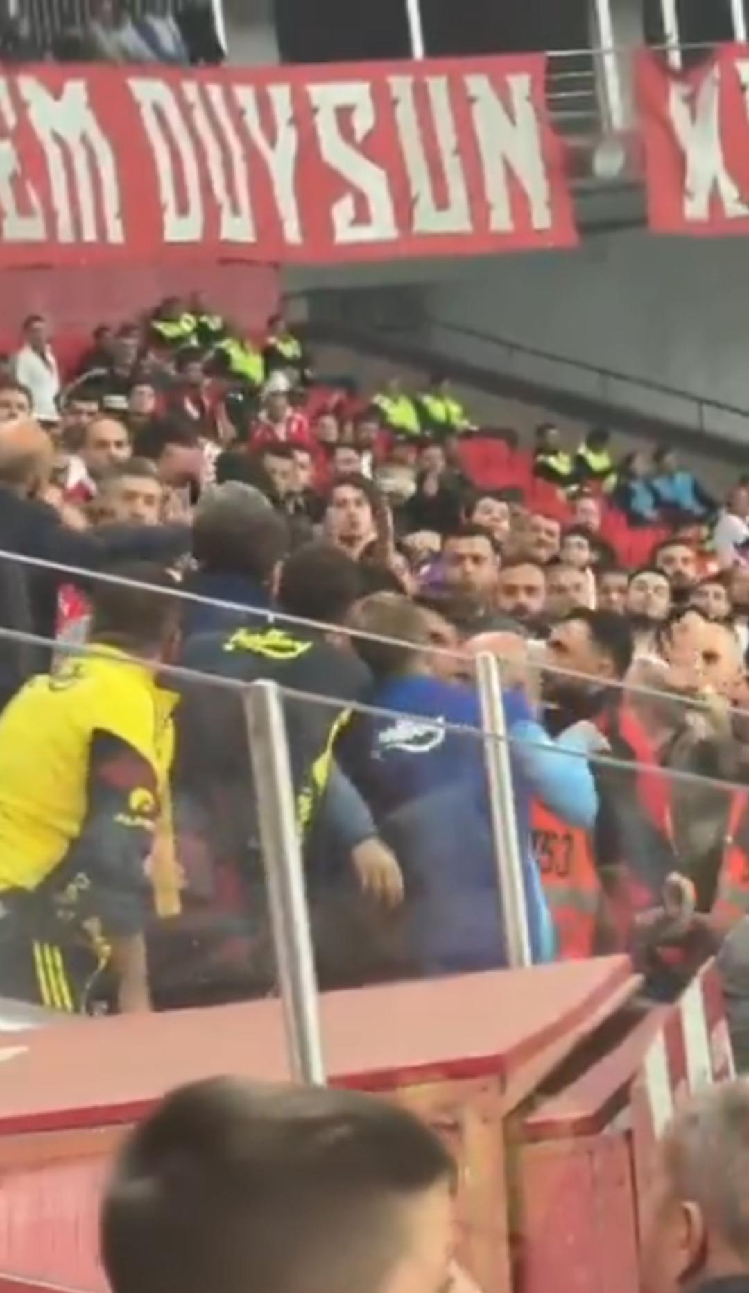 Samsunspor-Fenerbahçe maçında sakatlığı sebebiyle tribünde olan Mert Hakan Yandaş ile tribünler arasında tartışma! 1