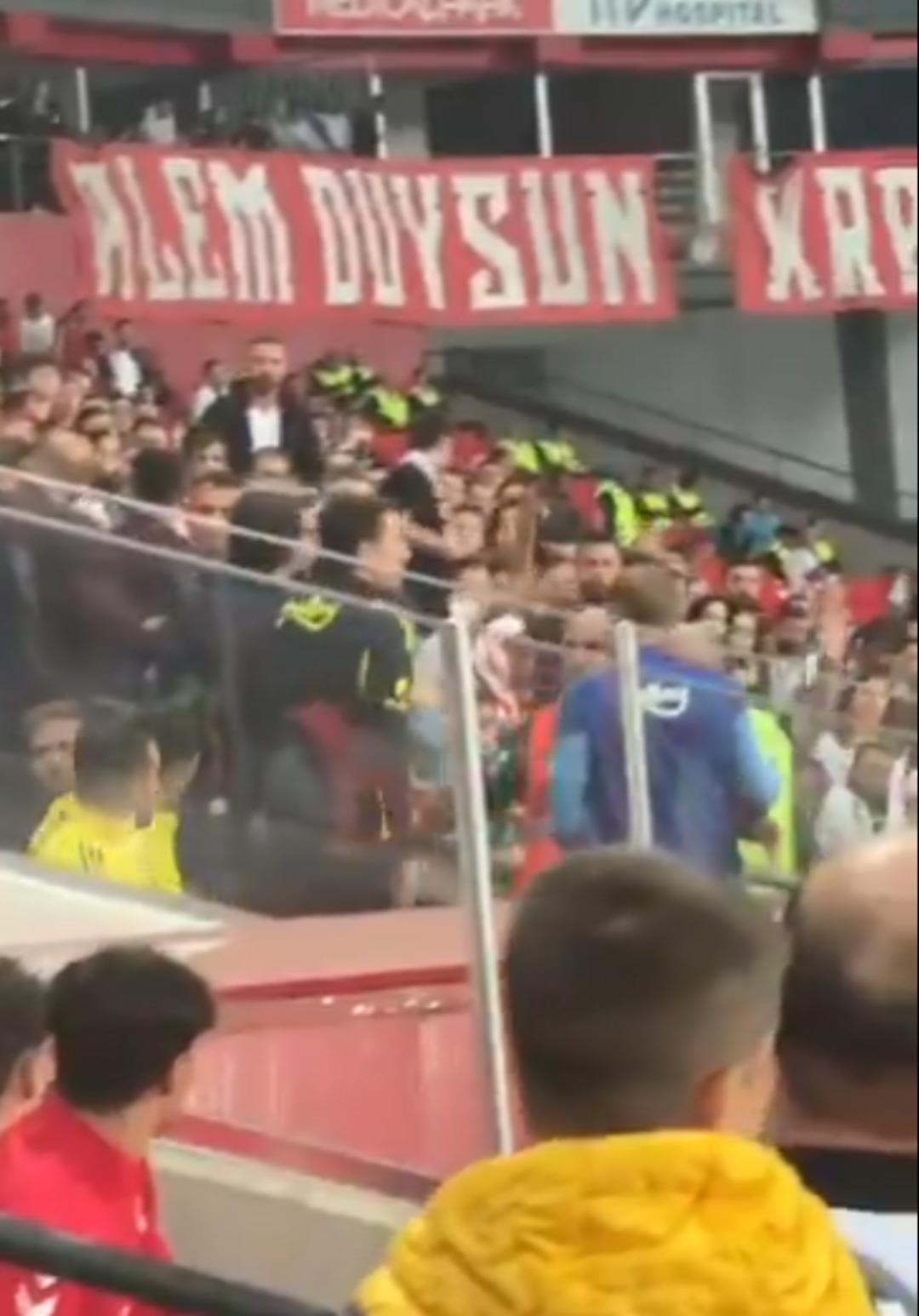 Samsunspor-Fenerbahçe maçında sakatlığı sebebiyle tribünde olan Mert Hakan Yandaş ile tribünler arasında tartışma! 2