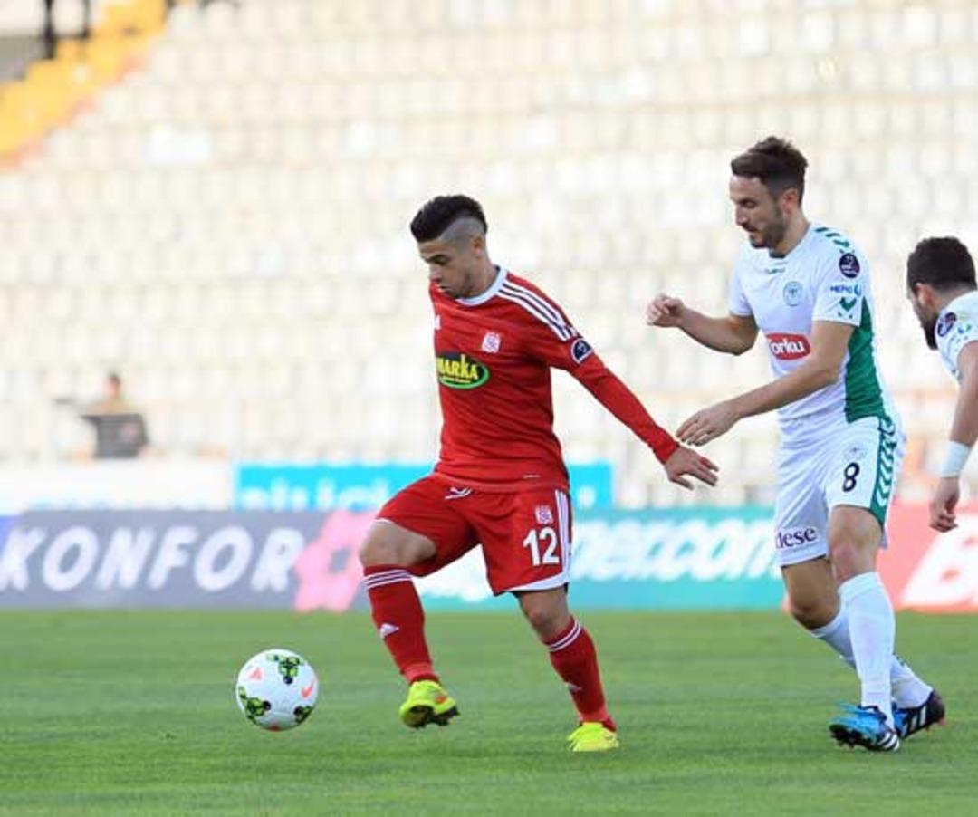 Ara transfer döneminde kadrosunu bir sağ bek alarak güçlendirmek isteyen siyah-beyazlılar, listenin ilk sırasına Sivasspor'lu Cicinho'yu yazdı. Ankara'da oynanan Beşiktaş-Sivasspor maçında takımın en iyisi olan Cicinho, siyah-beyazlı yöneticilerin aklını 