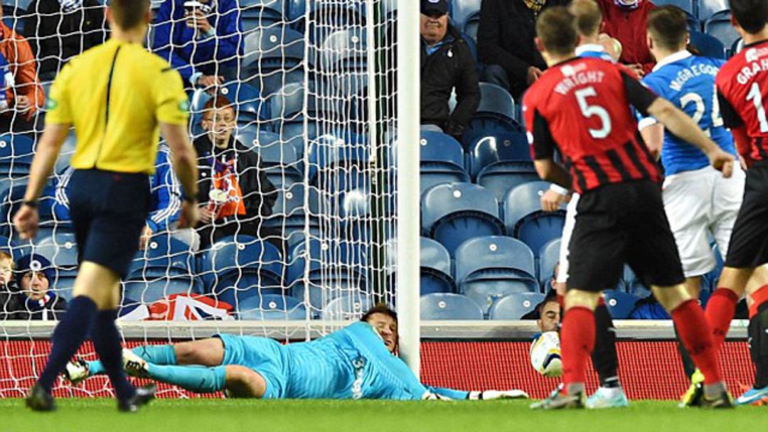 Kafasını direğe &ccedil;arptı, hastanelik oldu