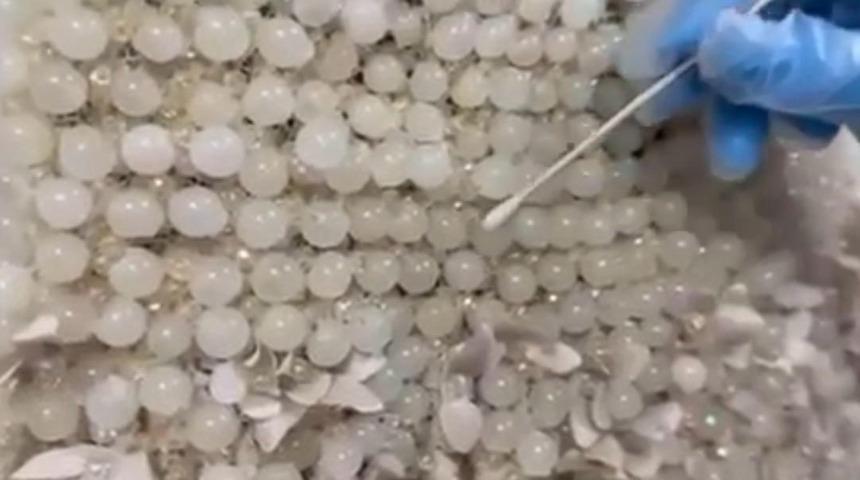 Gelinliğin üzerine boncuk şeklinde işlemişler! Tam 25 kilo uyuşturucu ele geçirildi