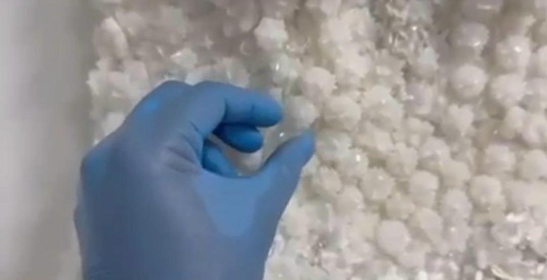 Gelinliğin üzerine boncuk şeklinde işlemişler! Tam 25 kilo uyuşturucu ele geçirildi 1