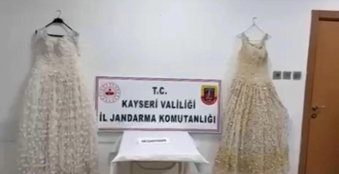 Gelinliğin üzerine boncuk şeklinde işlemişler! Tam 25 kilo uyuşturucu ele geçirildi 2