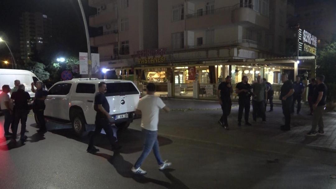Korku dolu anlar! Adana’da pastaneye pimi çekilmemiş el bombası atıldı 2