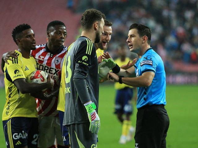 Samsunspor-Fenerbahçe maçının hakemi Halil Umut Meler için ne dediler? beIN Trio ekibinden Samsunspor'un iptal edilen golü için olay yorum... İşte UEFA kuralı! 
