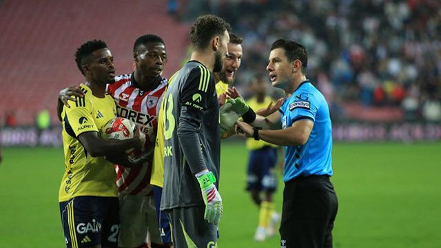 Samsunspor-Fenerbahçe maçının hakemi Halil Umut Meler için ne dediler? beIN Trio ekibinden Samsunspor'un iptal edilen golü için olay yorum... İşte UEFA kuralı! 