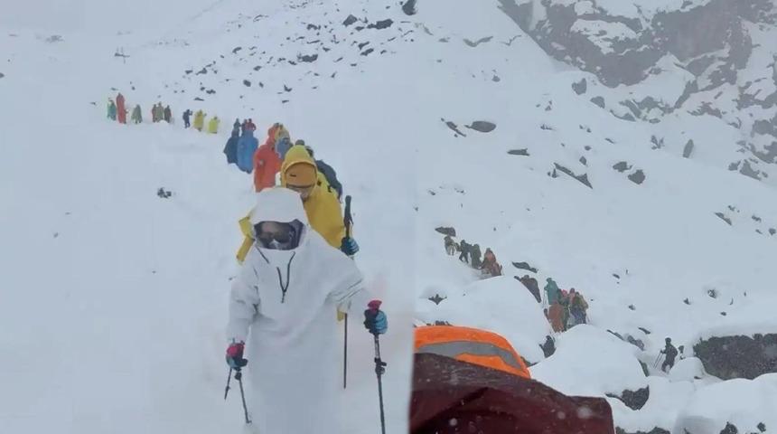 Everest’teki kar fırtınası nedeniyle bin kişi dağda mahsur kaldı: Yüzlerce kişi seferber oldu!