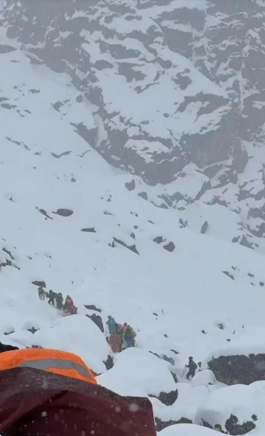 Everest’teki kar fırtınası nedeniyle bin kişi dağda mahsur kaldı: Yüzlerce kişi seferber oldu! 2