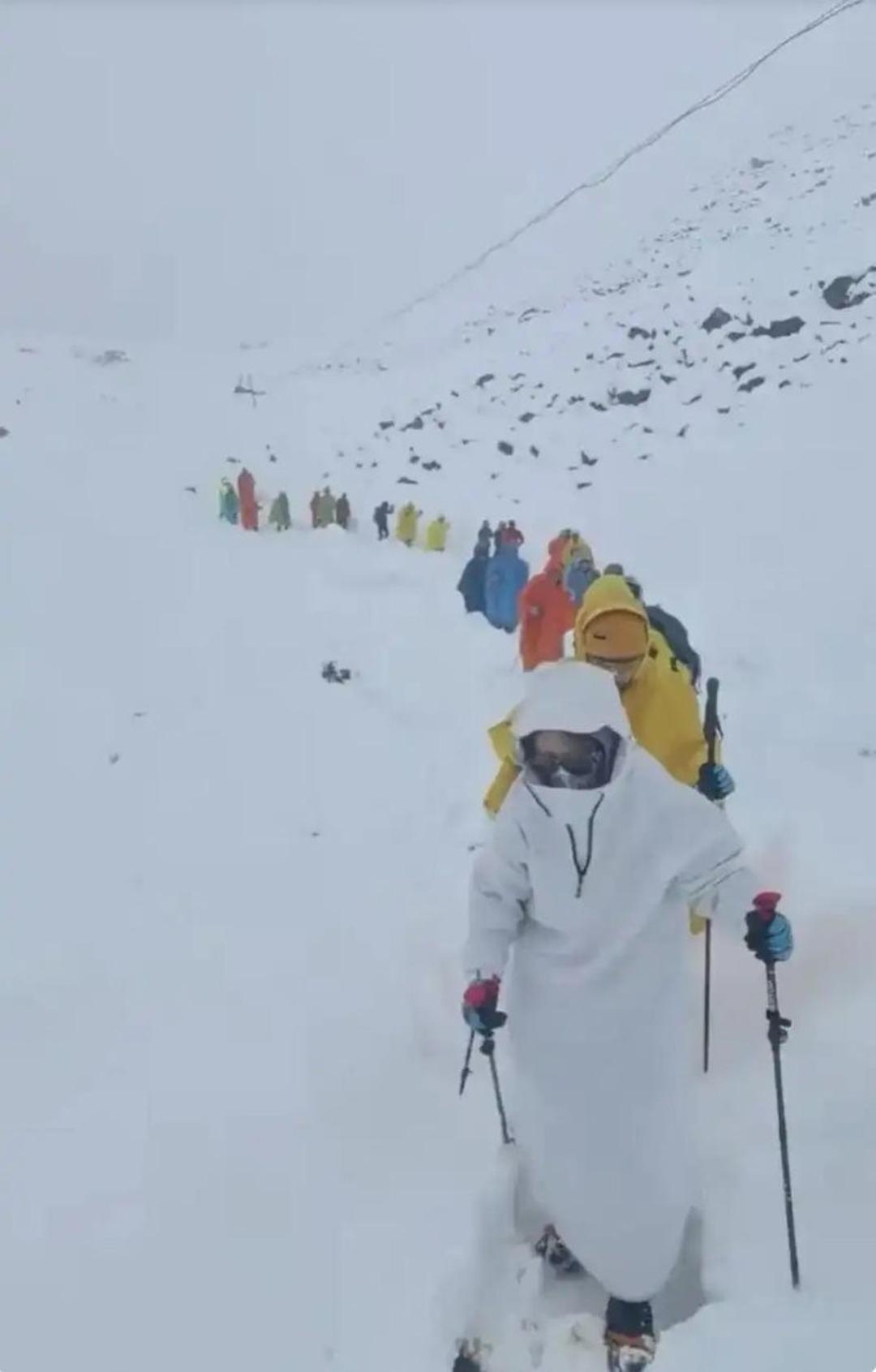 Everest’teki kar fırtınası nedeniyle bin kişi dağda mahsur kaldı: Yüzlerce kişi seferber oldu! 1