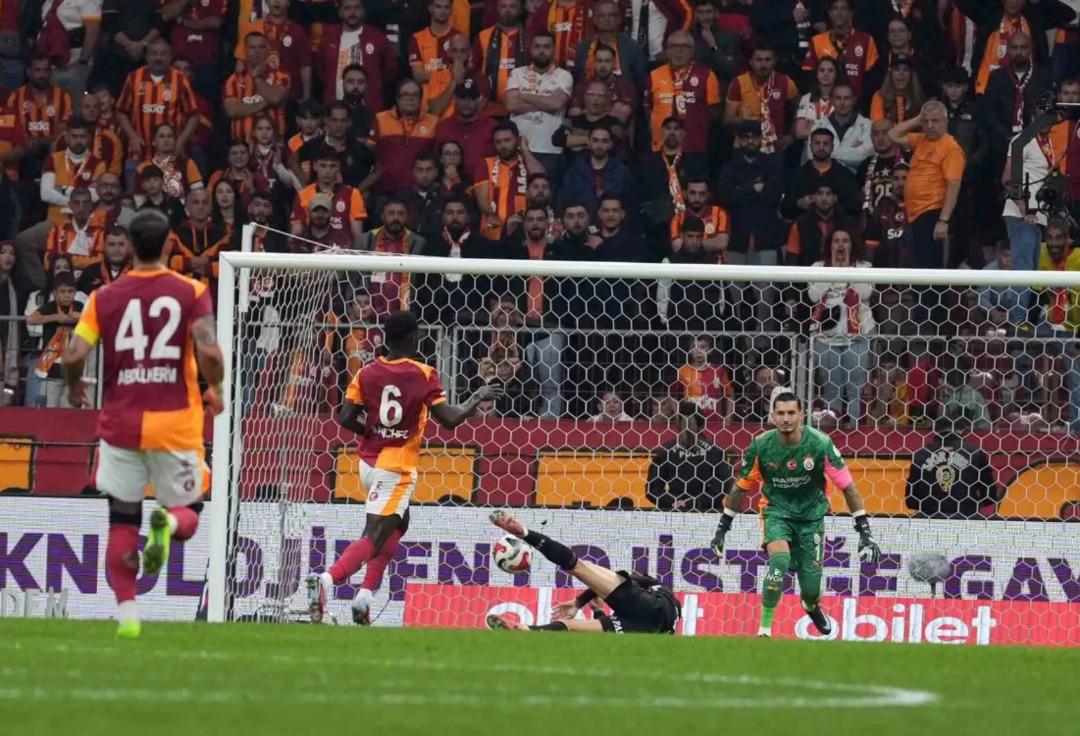 Galatasaray da savunma krizi! Beşiktaş derbisinde kırmızı kart gören Davinson Sanchez o maçlarda yok... 1