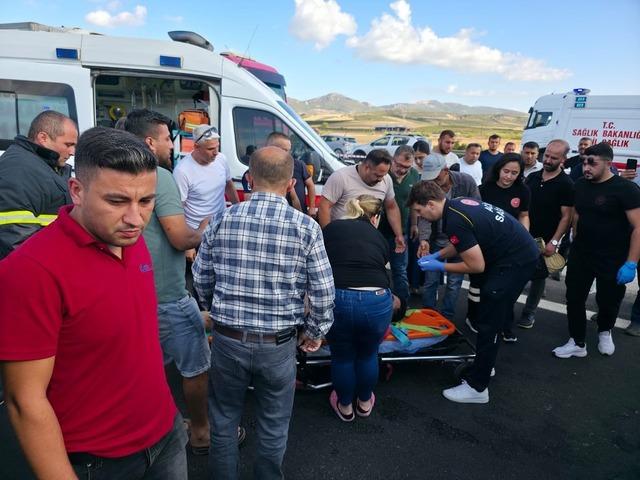 Tankerle, hafif ticari araç çarpıştı: 3 yaralı 2