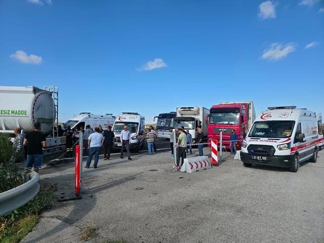 Tankerle, hafif ticari araç çarpıştı: 3 yaralı 1