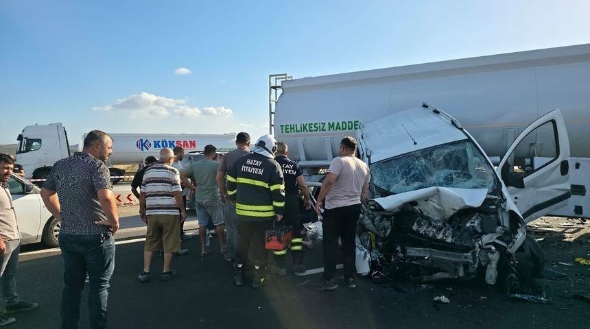 Tankerle, hafif ticari araç çarpıştı: 3 yaralı