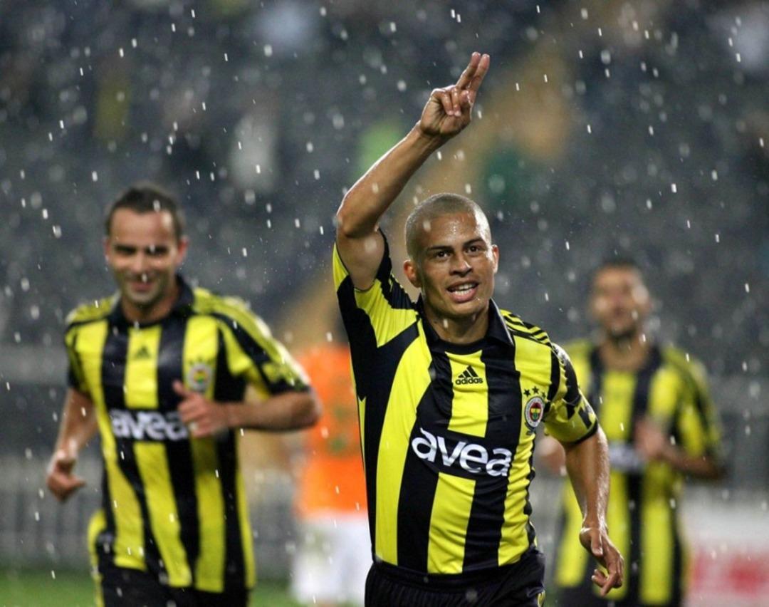 Alex'ten Sneijder'e &ouml;vg&uuml;