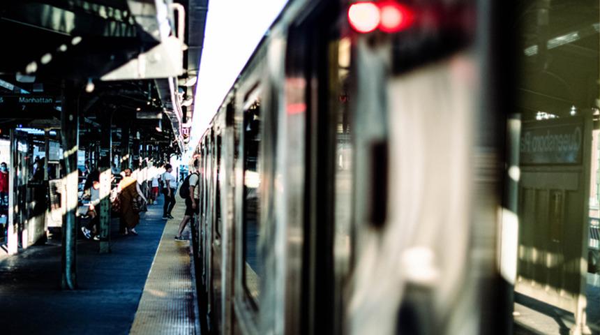 Trenin üstüne çıkıp, sörf yapıyorlar! İki genç kız korkunç şekilde hayatını kaybetti