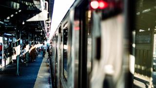 Trenin üstüne çıkıp, sörf yapıyorlar! İki genç kız korkunç şekilde hayatını kaybetti