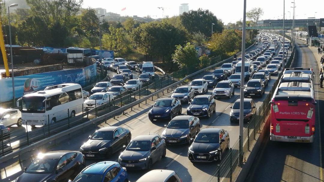 İstanbul yeni haftaya yoğun başladı! Trafik bazı yerlerde durma noktasına geldi 1