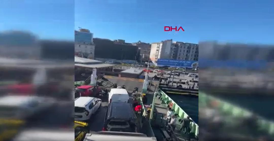 Son dakika | İstanbul da denizde panik! Önce vapura sonra iskeleye çarptı, o anlar kamerada: "Tutunun, kontrolden çıktı" 1