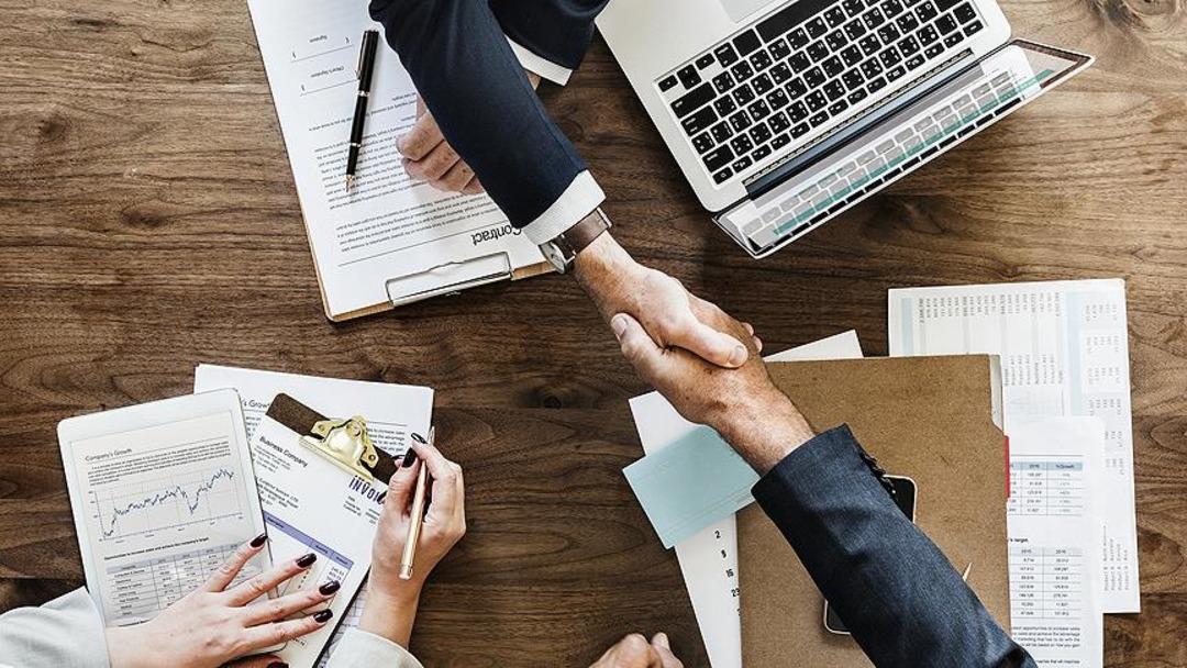 Arkadaşlarını dolandırdı 18 saat kumar oynadı! 800 bin sterlinlik vurgunla tatiller ve pahalı saatler aldı  2